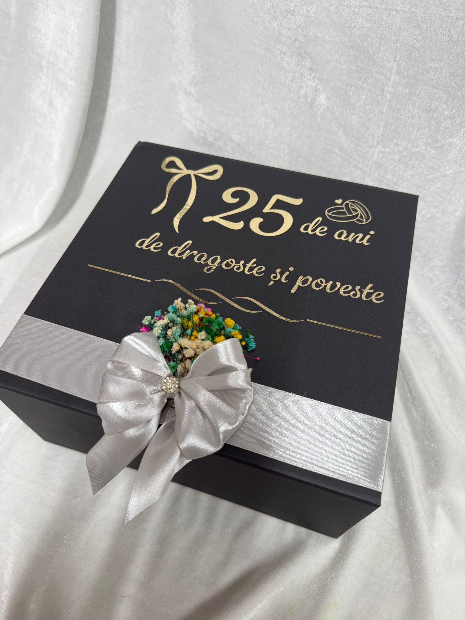 Cutie aniversară personalizată 25 de ani de căsnicie, cu fotografie și flori decorative – Cadou aniversare nuntă de argint