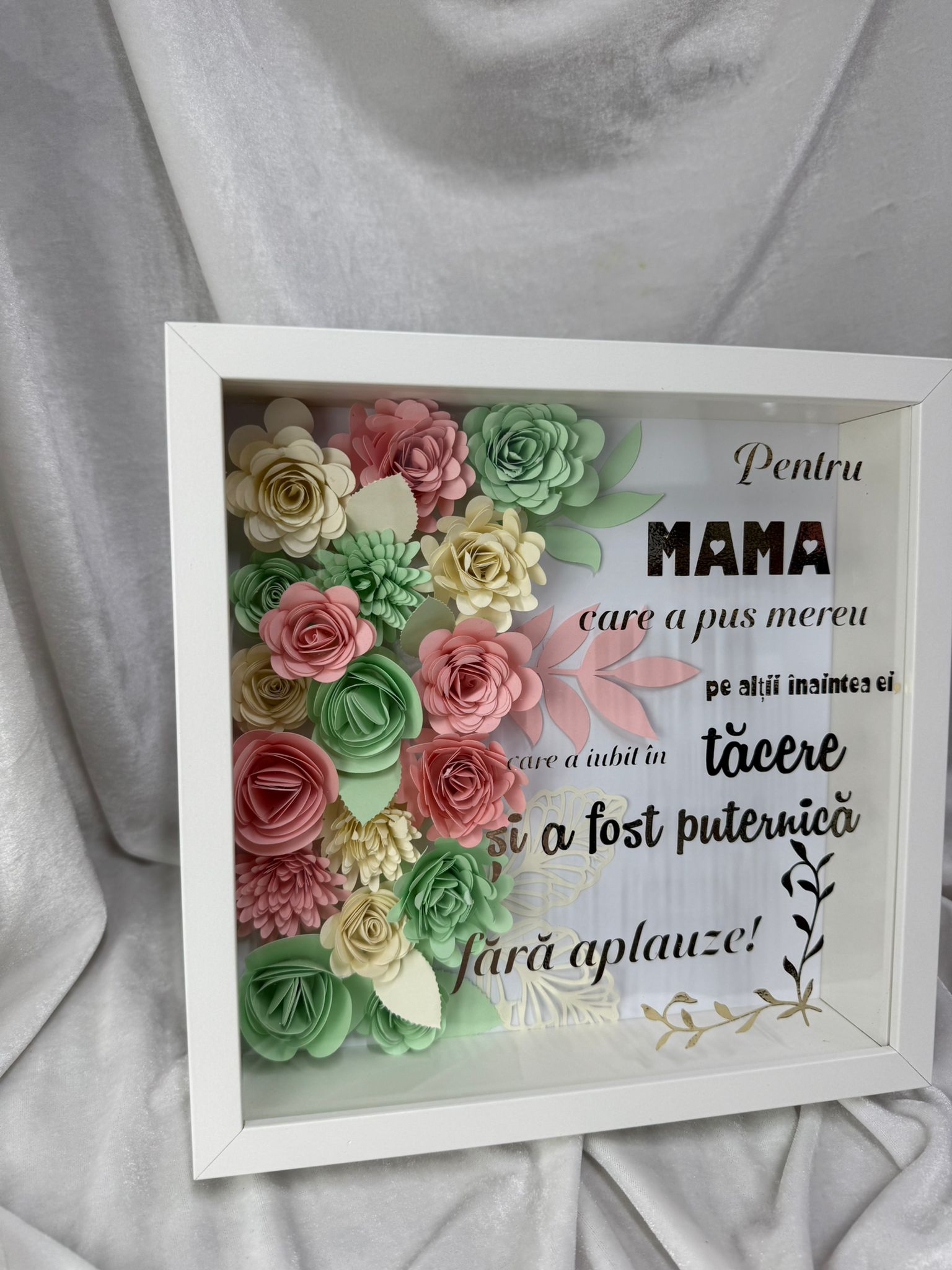 Tablou personalizat pentru mama – Flori din hârtie 3D, mesaj emoționant, ramă albă