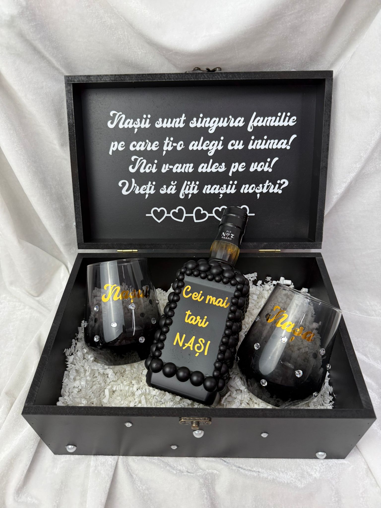 Set cadou personalizat pentru nași – Cutie elegantă neagră cu sticlă decorată și 2 pahare personalizate, mesaj emoționant