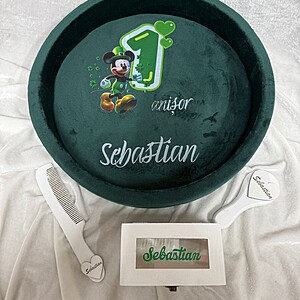 Tăviță moț din catifea personalizată verde – Set Complet cu Oglindă, Pieptăn,Foarfece și Cutie Amintiri – Design Aniversare 1 An