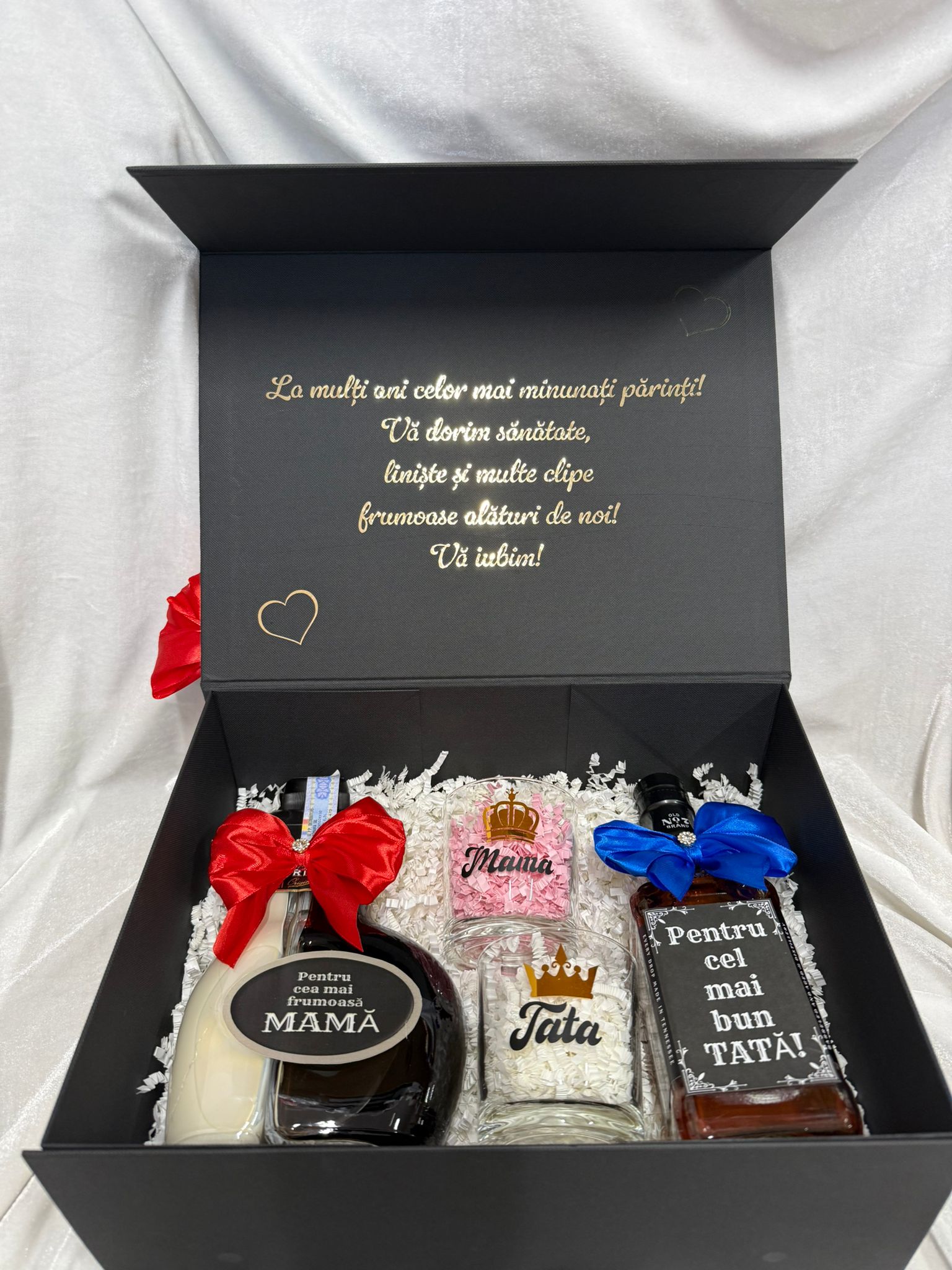 Set cadou părinți personalizat – Cutie premium cu băuturi, pahare „Mama & Tata” și mesaj emoționant