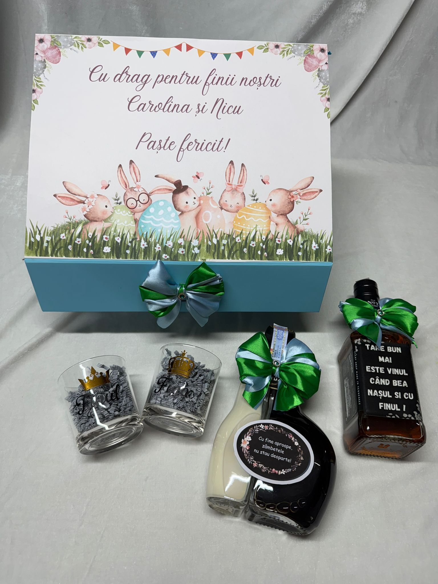 Set Paște pentru fini, cutie premium personalizată cu mesaj, sticlă băutură, pahare și decor tematic iepurași