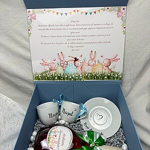 Set cadou de Paște pentru nași – cutie cadou personalizată cu mesaj, sticlă decorată, cești „Nașul și Nașa” cu farfurioare – cadou elegant pentru Nașii de Paște