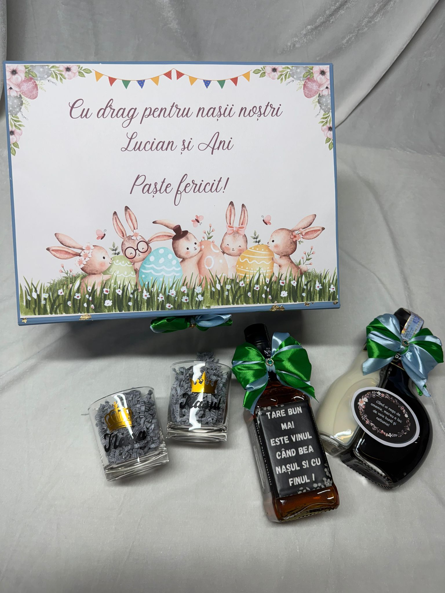 Set cadou Paște pentru nași, cutie elegantă personalizată cu mesaj, sticle băutură, pahare și decor festiv