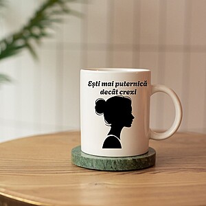 Cană personalizată albă, „Ești mai puternică decât crezi”, cadou motivațional femei, prietenă, mamă, colegă, mesaj inspirațional, ceramică