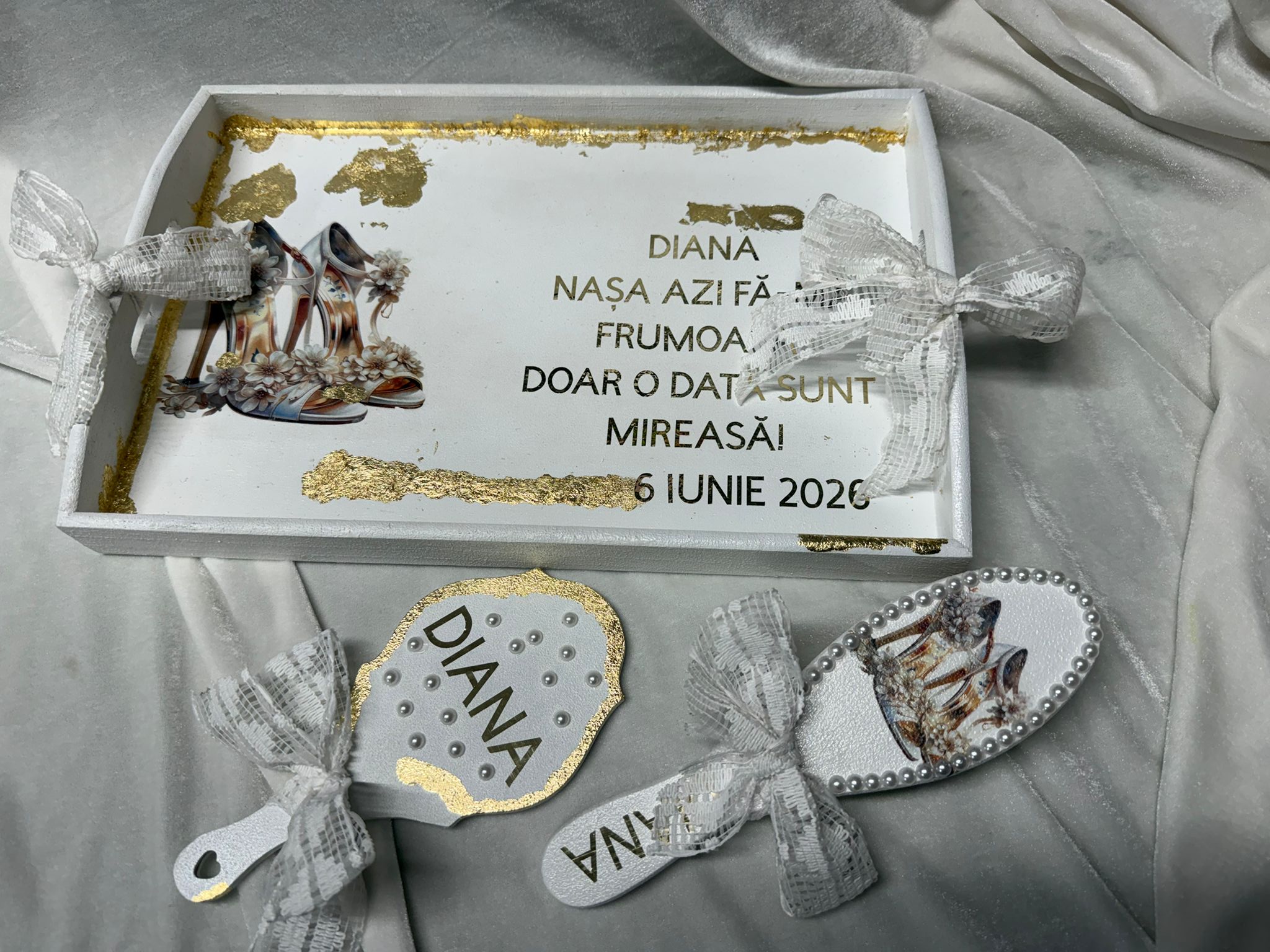 Set personalizat pentru mireasă, Tavă mireasă cu oglindă și perie personalizată, Accesorii elegante nuntă alb-auriu, Cadou bridal premium