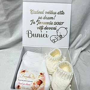 Cutie cadou personalizată pentru anunț sarcină către bunici – set premium cu body bebe și botoșei, alb cu auriu