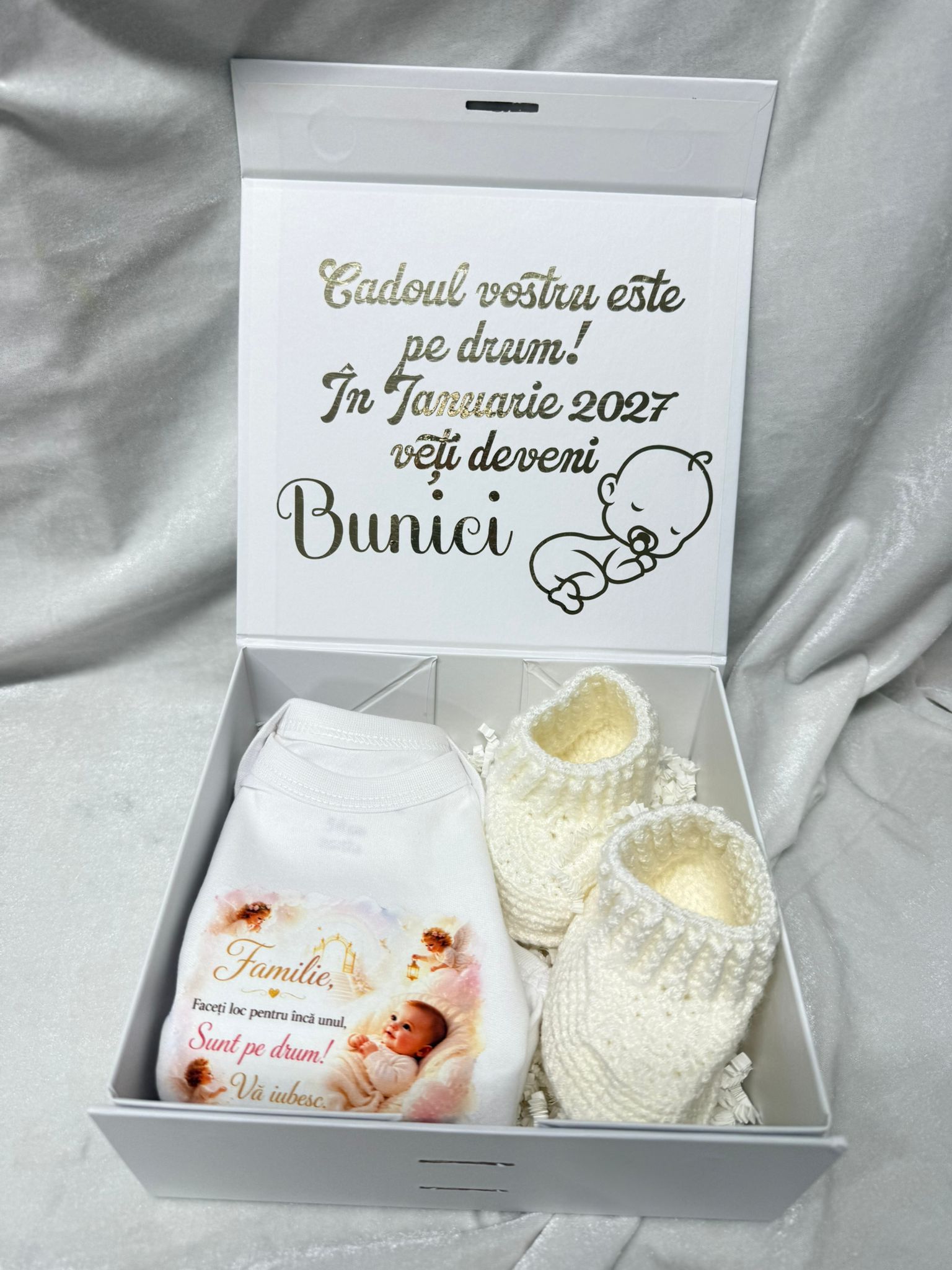 Cutie cadou personalizată pentru anunț sarcină către bunici – set premium cu body bebe și botoșei, alb cu auriu