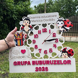Ceas personalizat pentru educatoare, Grupa Buburuzelor, cadou de absolvire grădiniță, decor din lemn cu mesaj de mulțumire și buburuze, personalizat cu nume și an