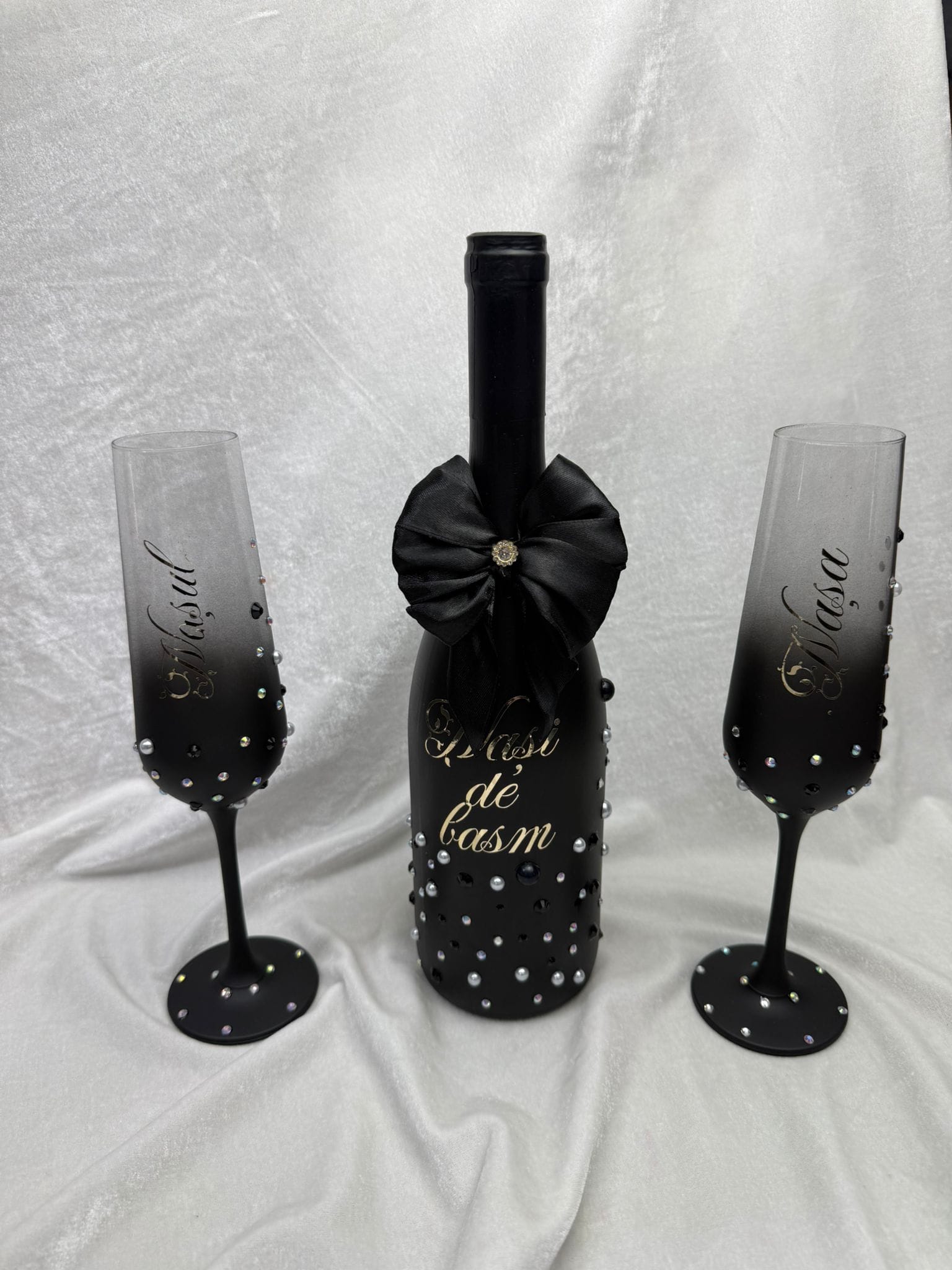 Set cadou nași de botez „Nași de basm”, sticlă decorată + 2 pahare șampanie personalizate, cutie premium neagră, model elegant cu cristale - imagine 2