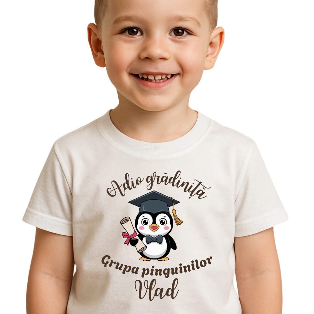 Tricou personalizat copii „Adio grădiniță” – model alb din bumbac 100%, cu nume și pinguin absolvent – cadou absolvire grădiniță - imagine 2