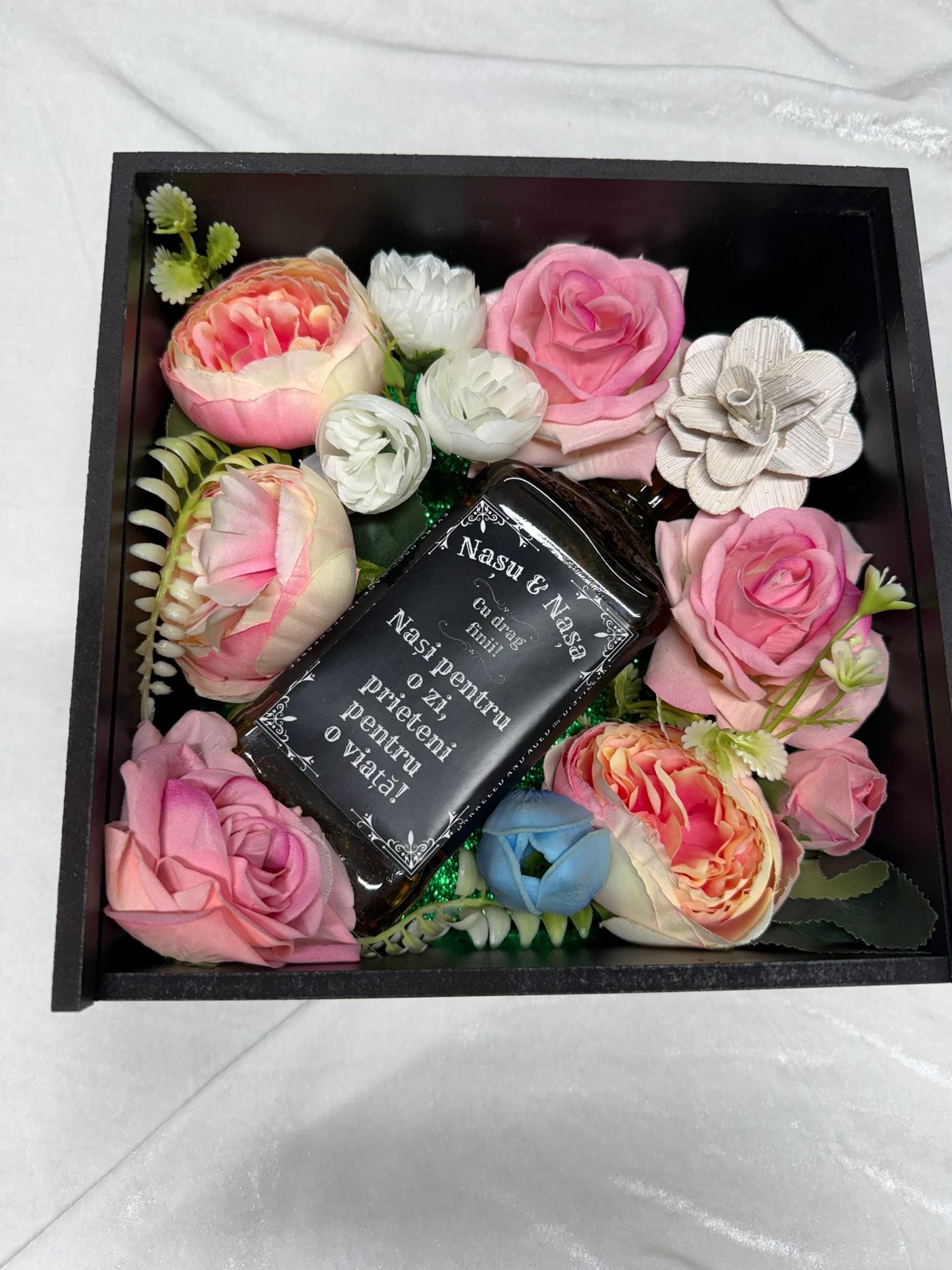 Set cerere nași cu flori decorative și sticlă personalizată – cutie cadou elegantă pentru nașii de cununie - imagine 3