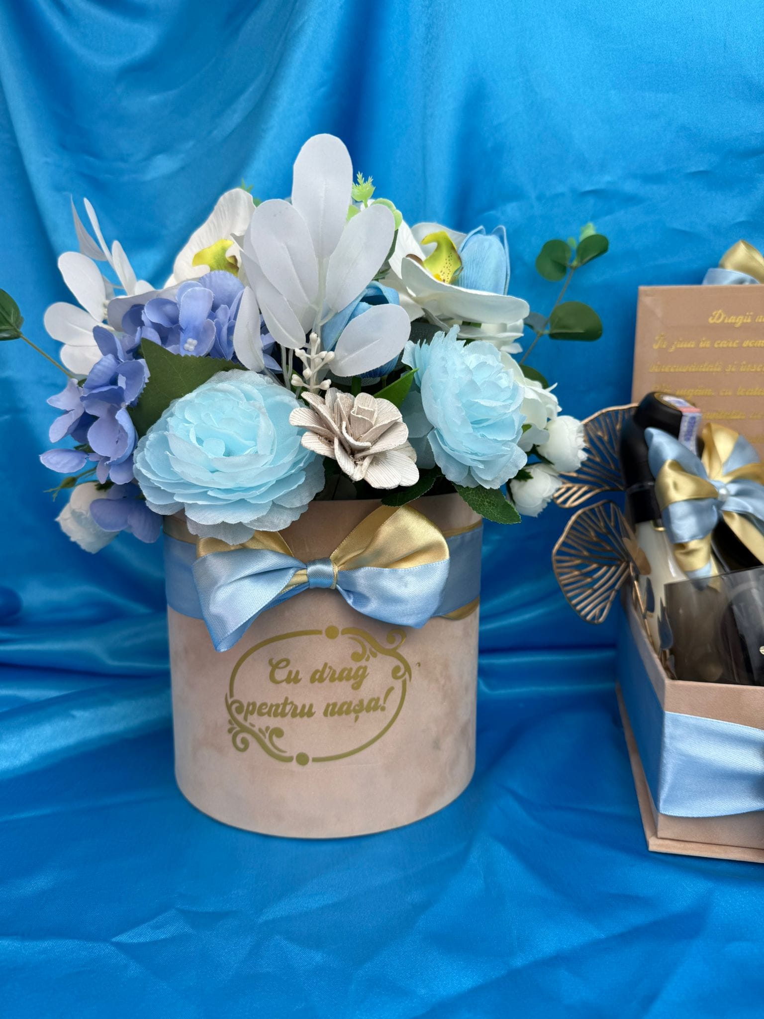 Cadou premium elegant de cerere pentru nași, cu băuturi, pahare personalizate și flori decorative, albastru-auriu - imagine 5