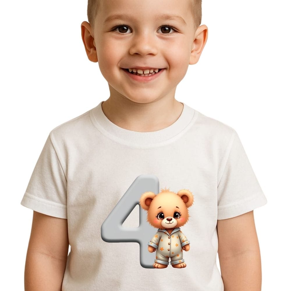 Tricou aniversar copii 4 ani cu ursuleț șimpatic – Tricou alb pentru băieți și fete, imprimeu colorat, aniversare zi de naștere