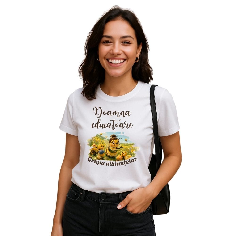 Tricou personalizat damă „Doamna educatoare” – model alb din bumbac 100%, cu grupa albinuțelor – cadou pentru educatoare