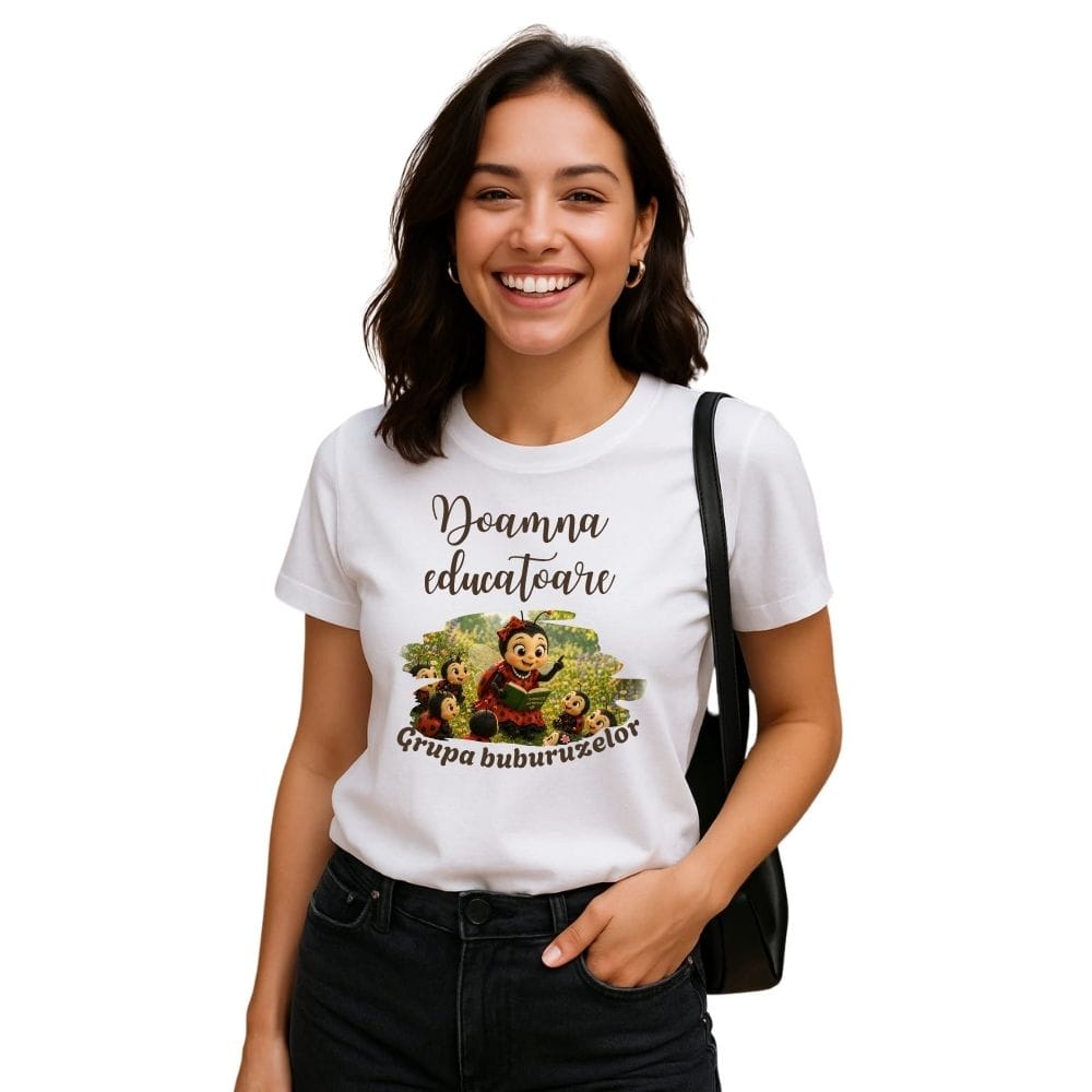 Tricou personalizat damă „Doamna educatoare” – model alb din bumbac 100%, cu grupa buburuzelor – cadou pentru educatoare
