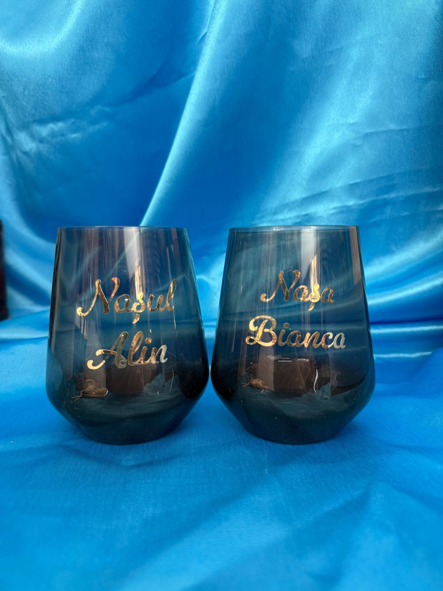 Cadou premium elegant de cerere pentru nași, cu băuturi, pahare personalizate și flori decorative, albastru-auriu - imagine 4