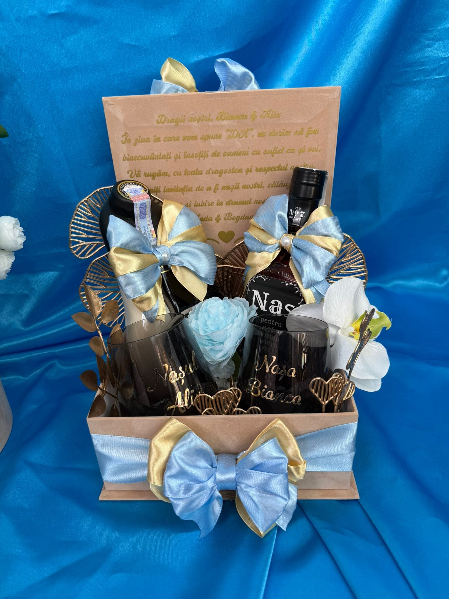 Cadou premium elegant de cerere pentru nași, cu băuturi, pahare personalizate și flori decorative, albastru-auriu - imagine 2