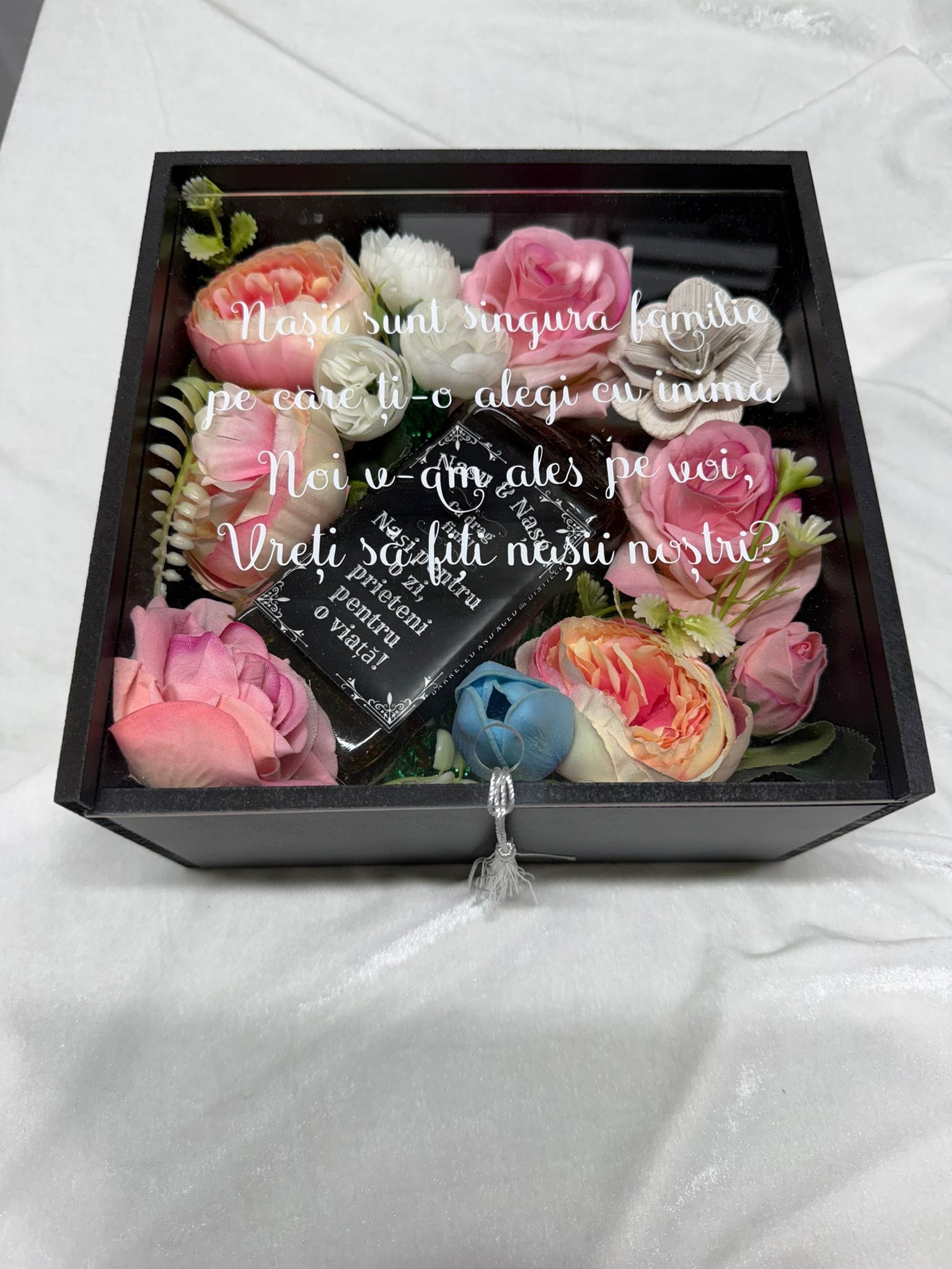 Set cerere nași cu flori decorative și sticlă personalizată – cutie cadou elegantă pentru nașii de cununie