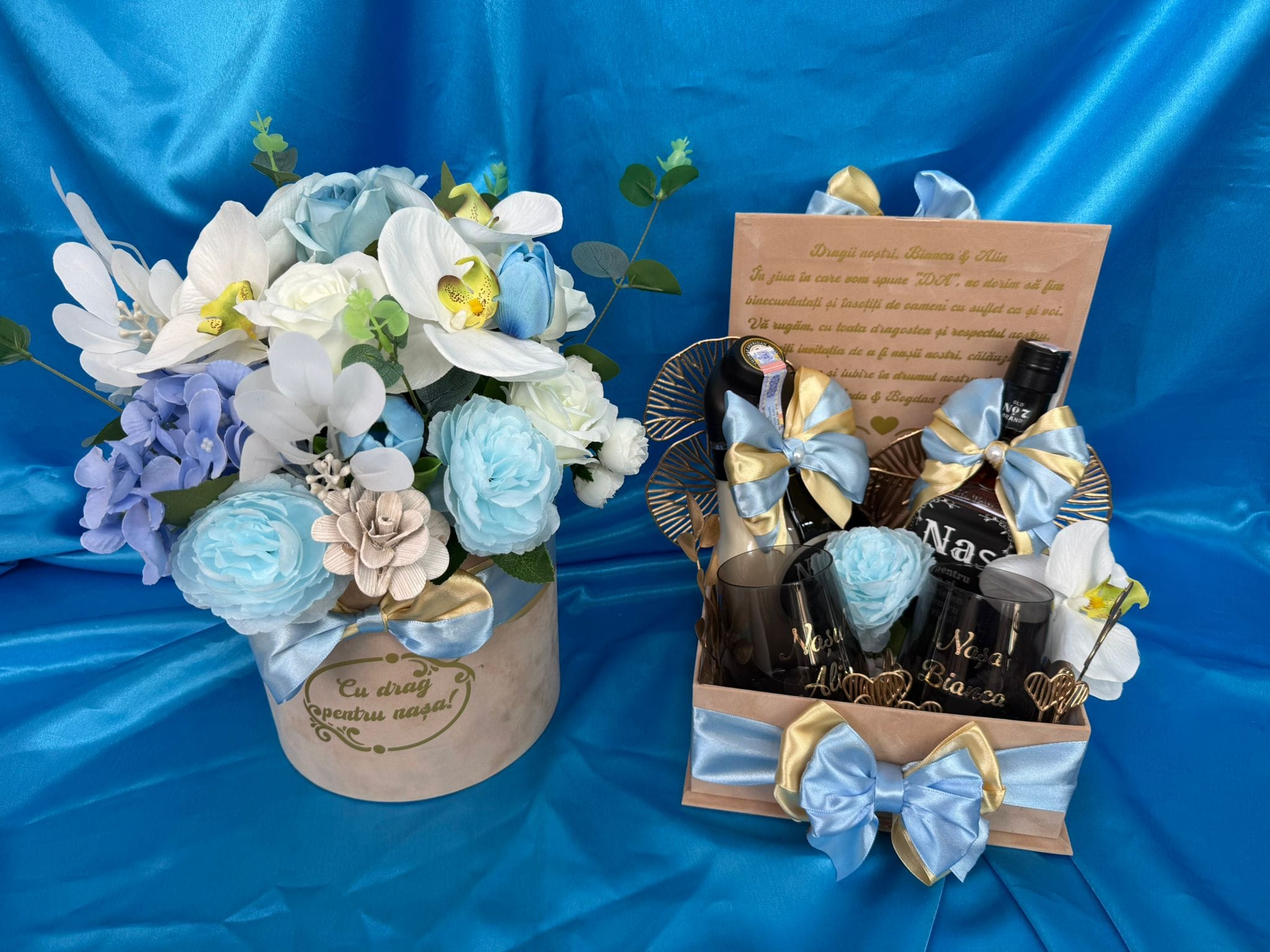 Cadou premium elegant de cerere pentru nași, cu băuturi, pahare personalizate și flori decorative, albastru-auriu