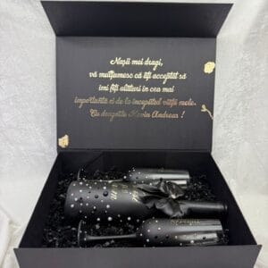 Set cadou nași de botez „Nași de basm”, sticlă decorată + 2 pahare șampanie personalizate, cutie premium neagră, model elegant cu cristale