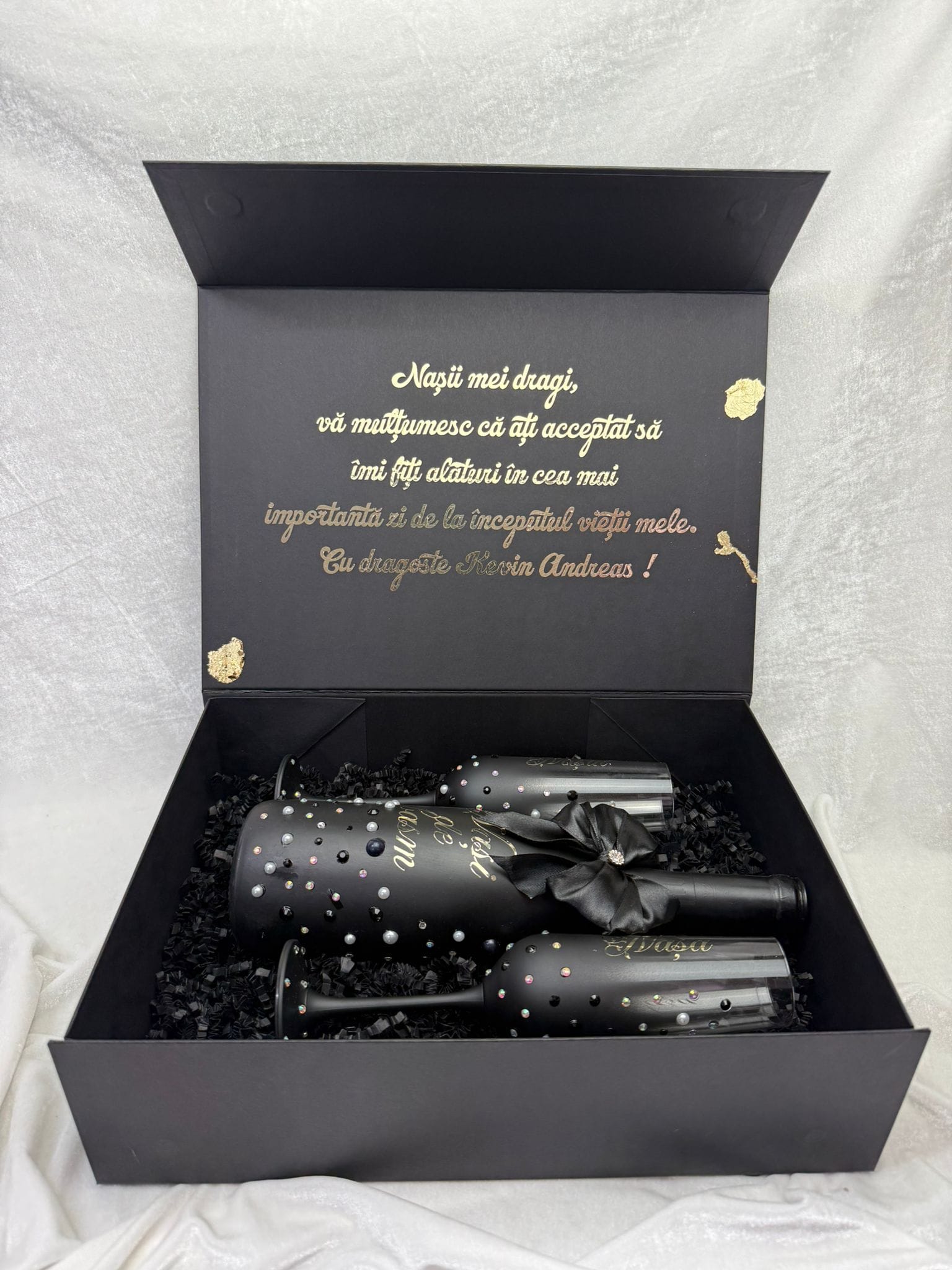 Set cadou nași de botez „Nași de basm”, sticlă decorată + 2 pahare șampanie personalizate, cutie premium neagră, model elegant cu cristale