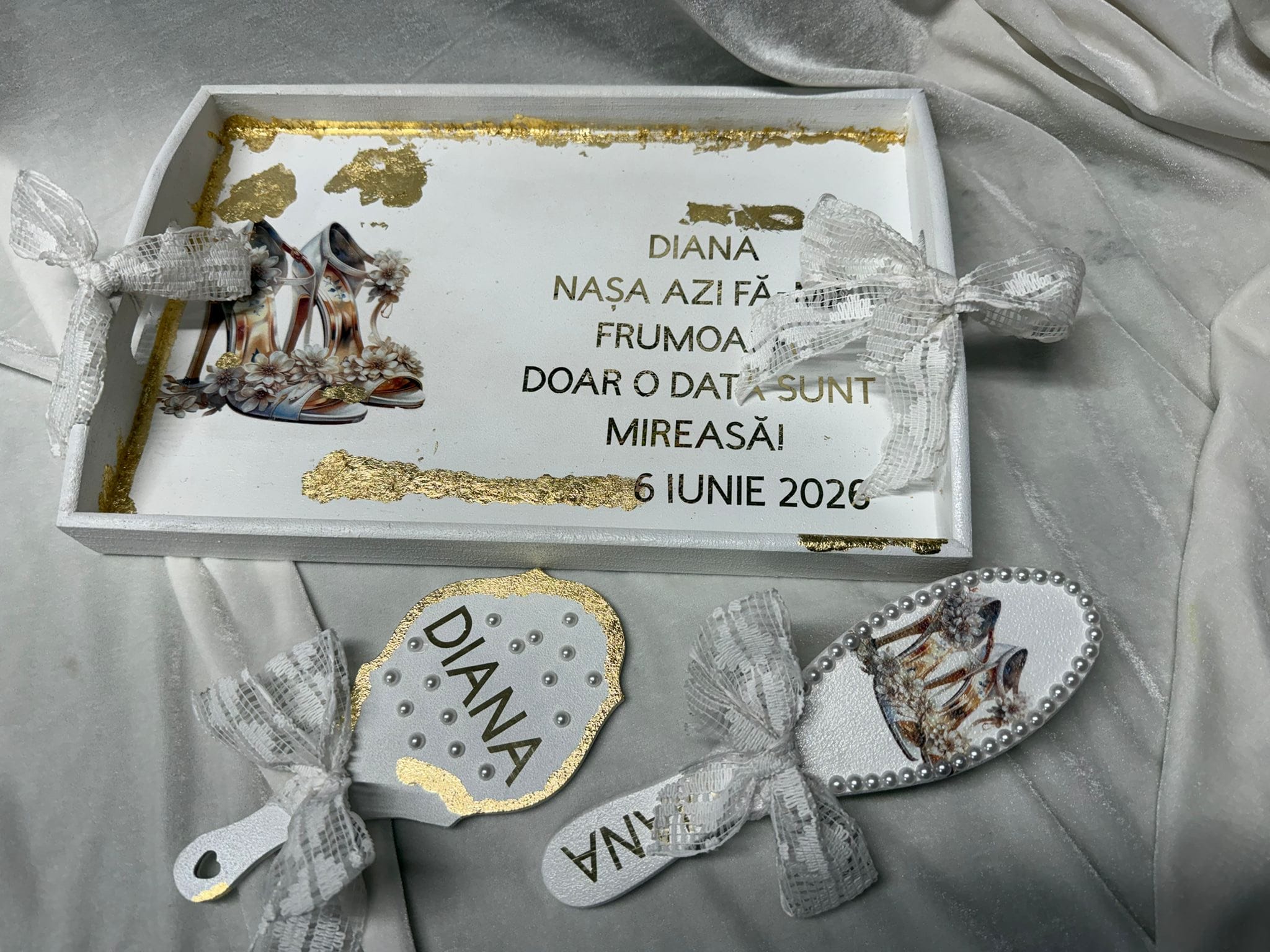 Set personalizat pentru mireasă, Tavă mireasă cu oglindă și perie personalizată, Accesorii elegante nuntă alb-auriu, Cadou bridal premium