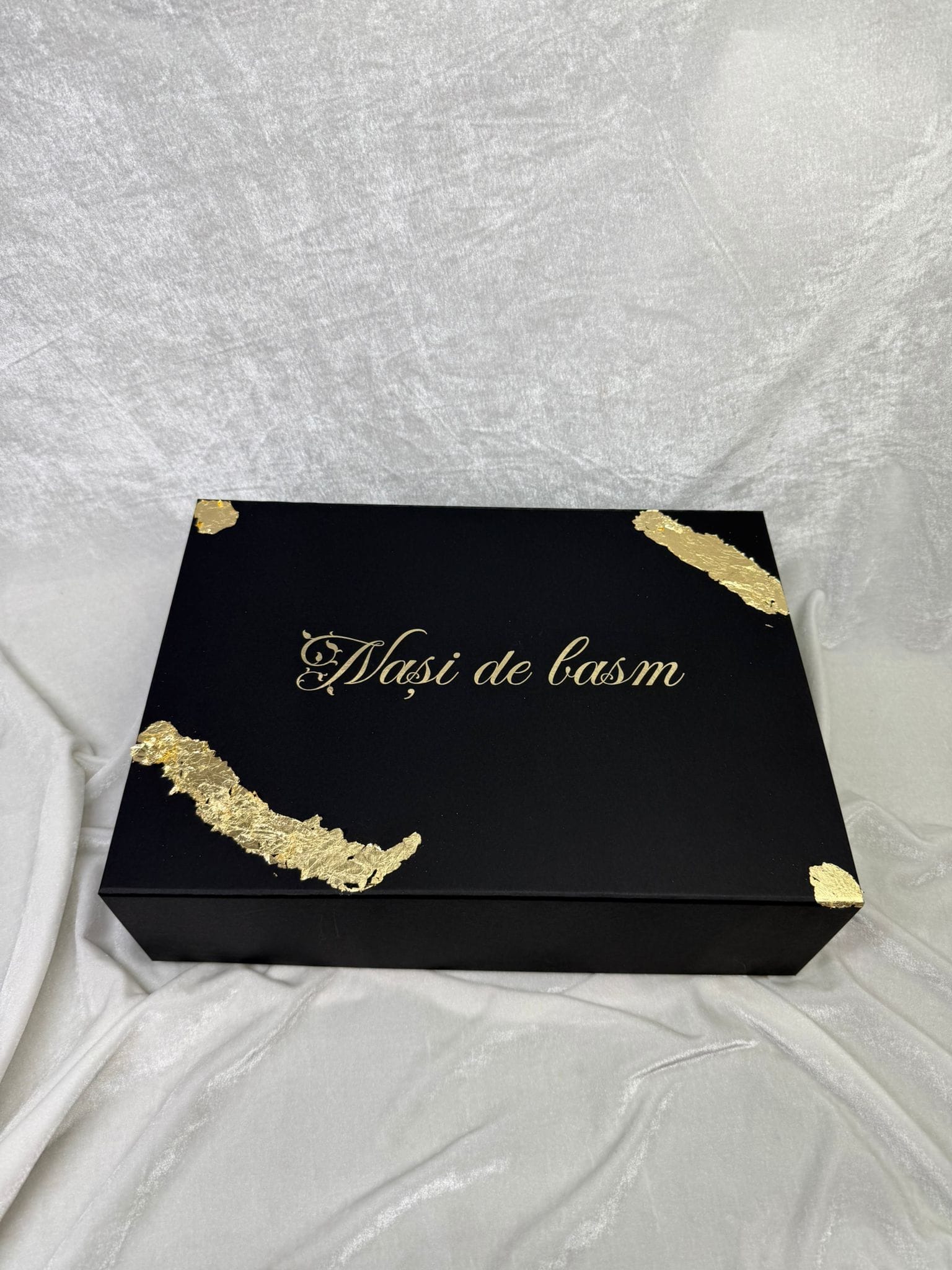 Set cadou nași de botez „Nași de basm”, sticlă decorată + 2 pahare șampanie personalizate, cutie premium neagră, model elegant cu cristale - imagine 3