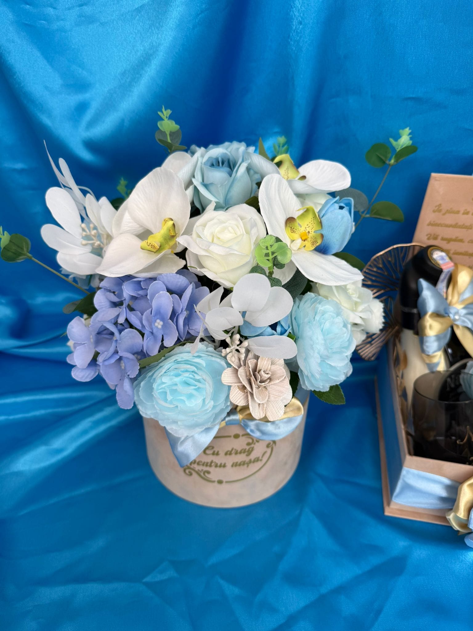 Cadou premium elegant de cerere pentru nași, cu băuturi, pahare personalizate și flori decorative, albastru-auriu - imagine 6