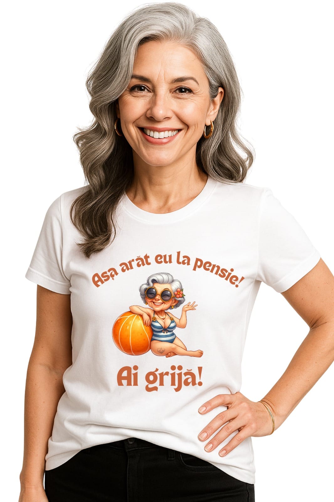 Tricou alb personalizat bumbac 100% cu mesaj amuzant – Așa arăt eu la penșie! Ai grijă! – cadou femei