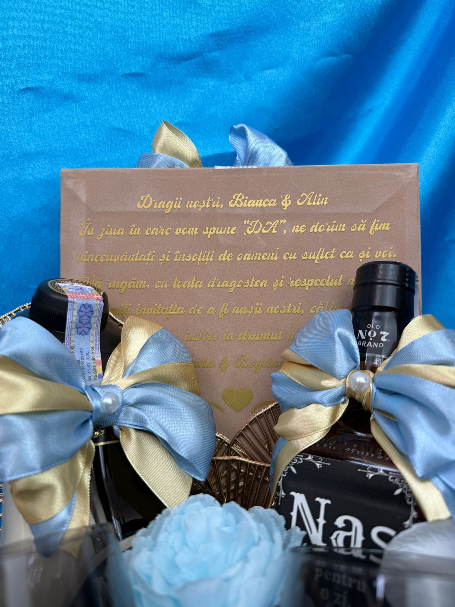 Cadou premium elegant de cerere pentru nași, cu băuturi, pahare personalizate și flori decorative, albastru-auriu - imagine 7