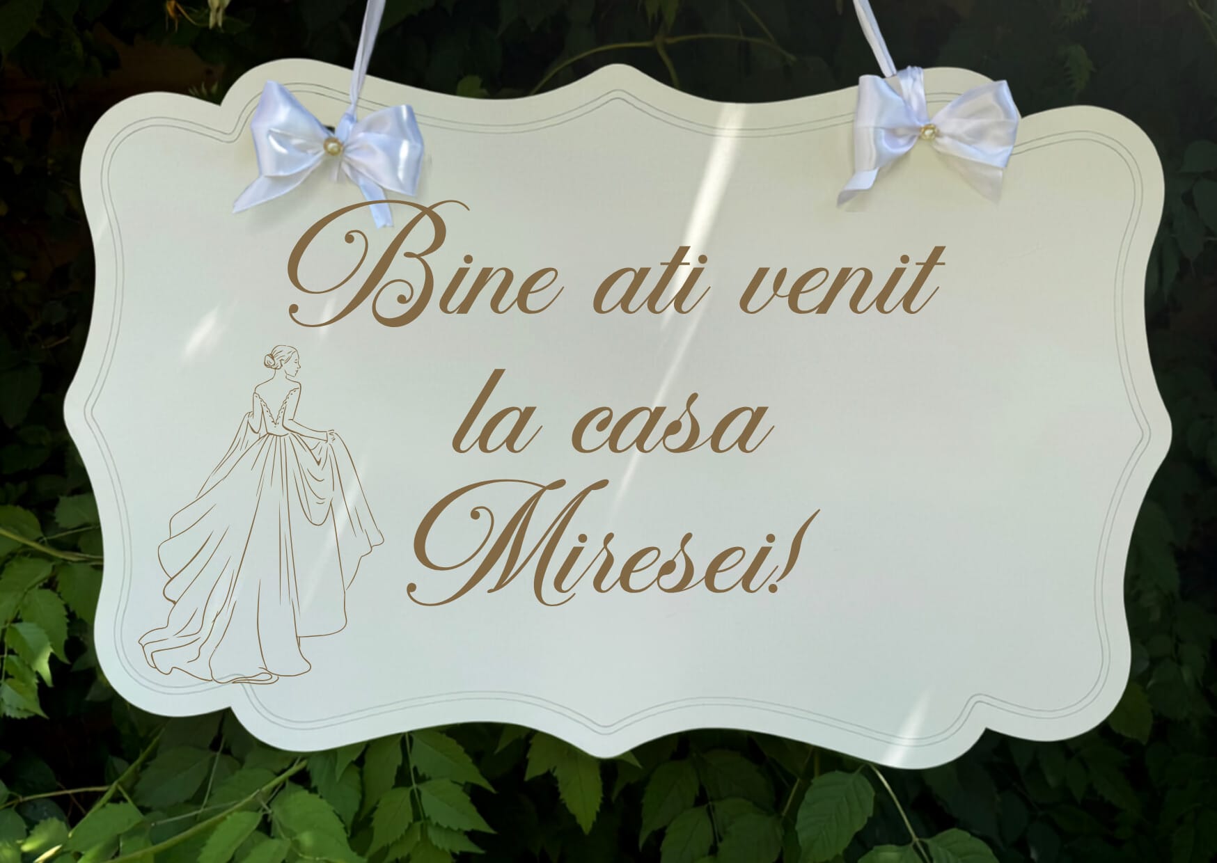 Pancartă Bine ați venit la Casa Miresei BELACOPY, Personalizată prin Gravare, PFL Alb, cu Funde Decorative, 60 x 38