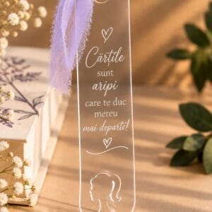 Semn de carte blank din plexiglas transparent 2 mm, 5 × 21 cm, cu decupaj siluetă feminină și orificiu pentru panglică. Ideal pentru gravare, vinil și personalizare.