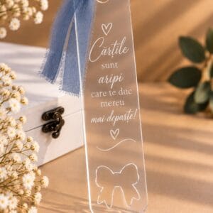 Semn de carte blank din plexiglas transparent 2 mm, dimensiune 5 × 21 cm, cu decupaj fundiță și orificiu pentru panglică. Ideal pentru gravare, vinil și proiecte handmade.