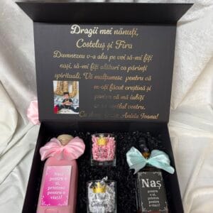 Set cadou personalizat pentru nași de botez, cutie premium cu 2 băuturi și 2 pahare personalizate