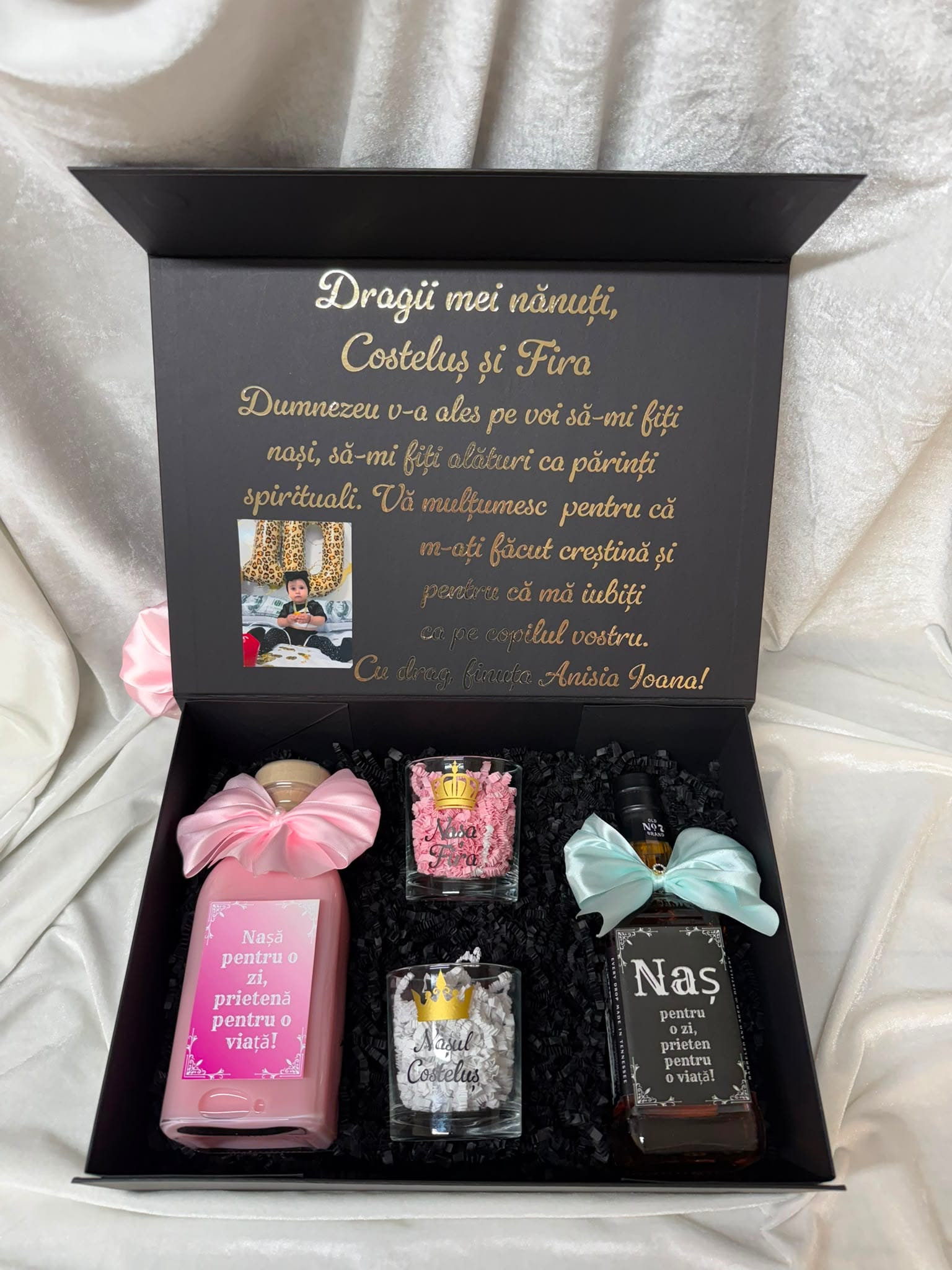 Set cadou personalizat pentru nași de botez, cutie premium cu 2 băuturi și 2 pahare personalizate