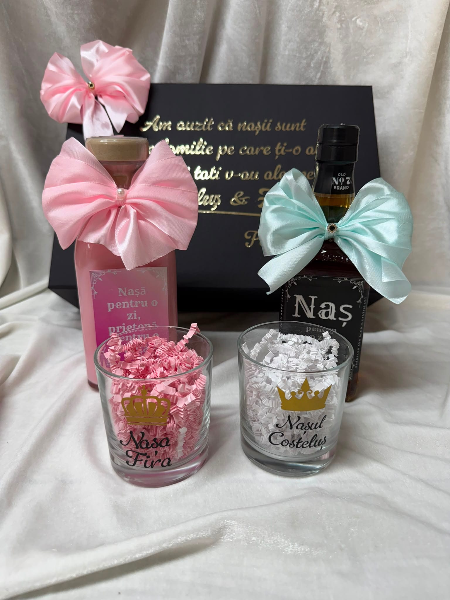 Set cadou personalizat pentru nași de botez, cutie premium cu 2 băuturi și 2 pahare personalizate - imagine 4