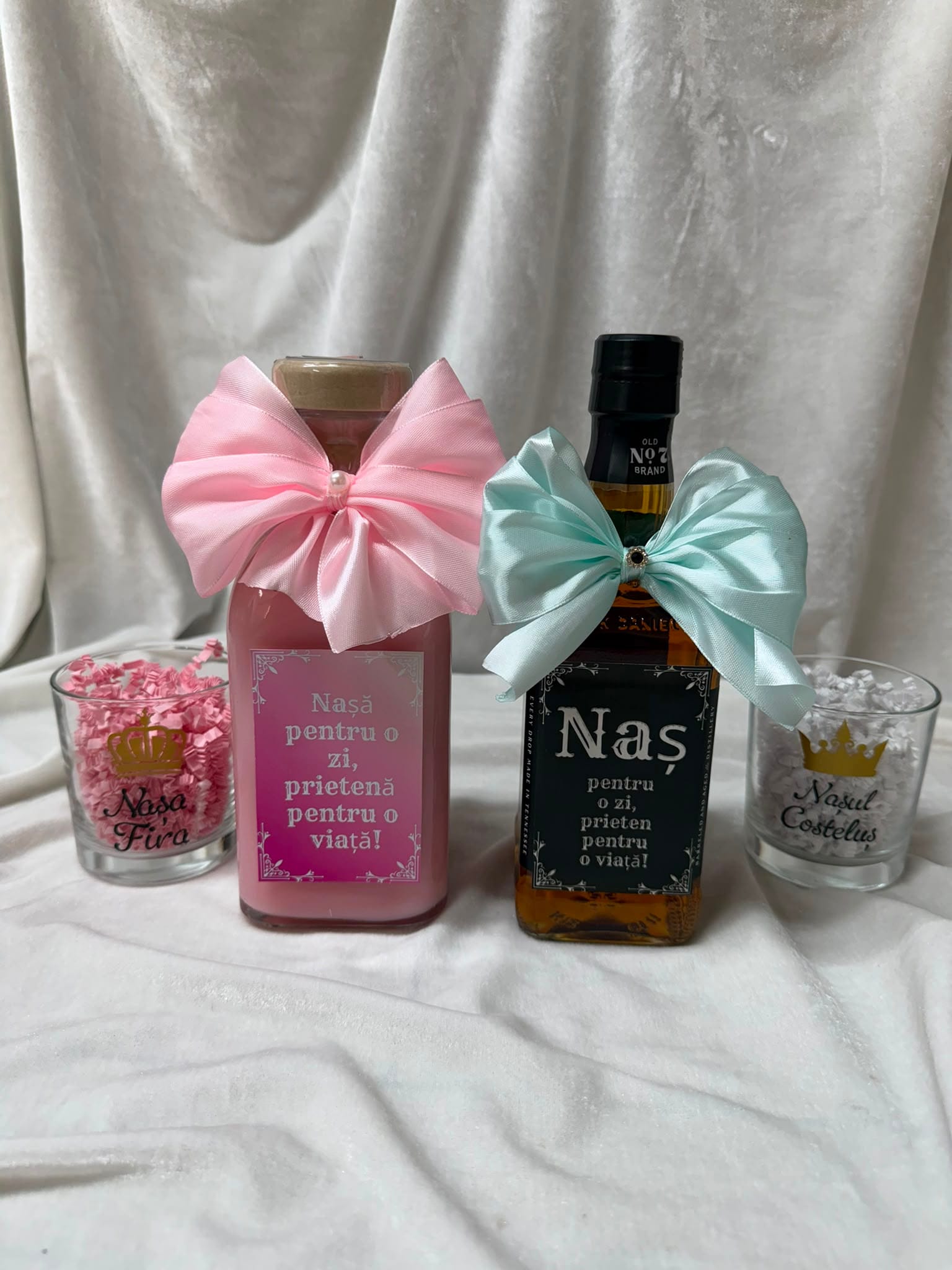 Set cadou personalizat pentru nași de botez, cutie premium cu 2 băuturi și 2 pahare personalizate - imagine 2