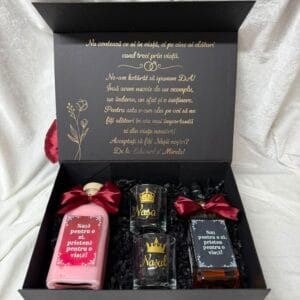 Set cadou personalizat cerere nași de cununie Model 67, cutie premium 25 x 35, 2 băuturi, 2 pahare personalizate, funde bordo