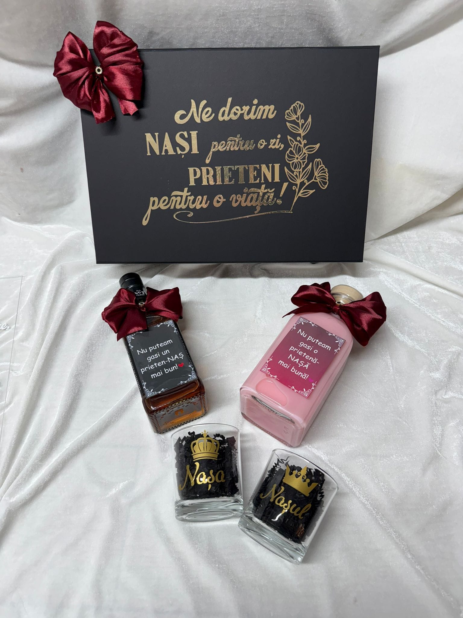 Set cerere nași cununie personalizat Model 64, cutie premium cu placă acrilică, 2 băuturi și 2 pahare - imagine 6