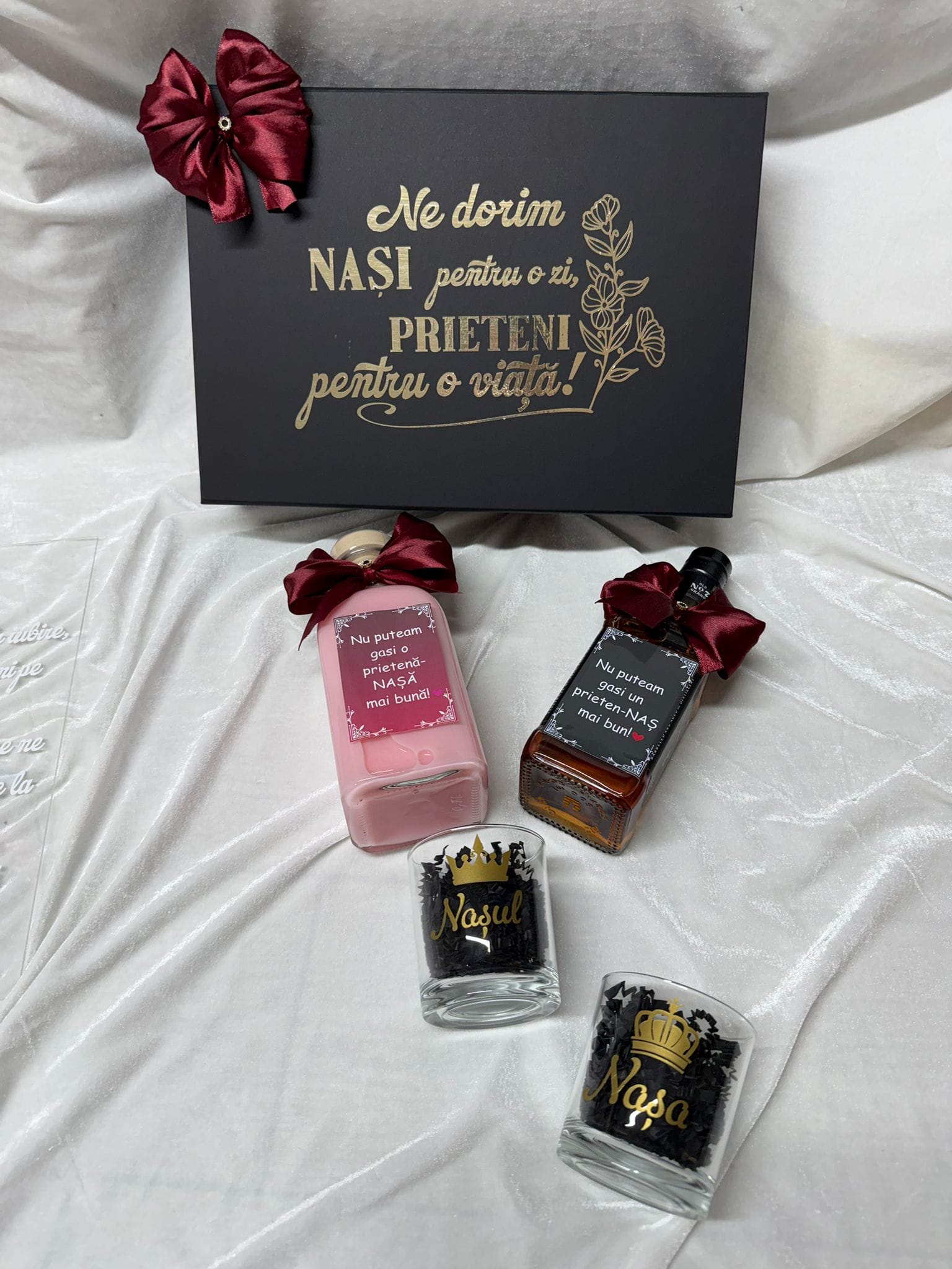 Set cerere nași cununie personalizat Model 64, cutie premium cu placă acrilică, 2 băuturi și 2 pahare - imagine 2