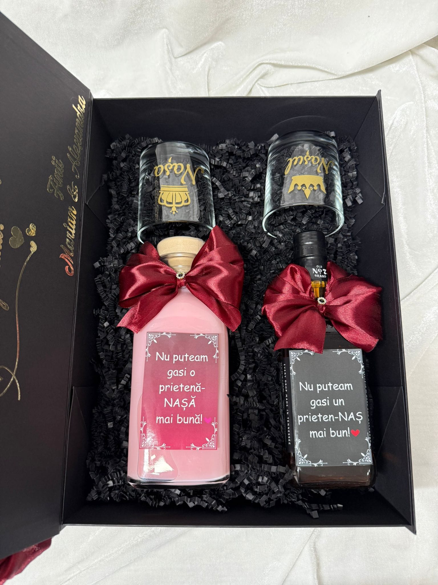 Set cerere nași cununie personalizat Model 64, cutie premium cu placă acrilică, 2 băuturi și 2 pahare - imagine 8