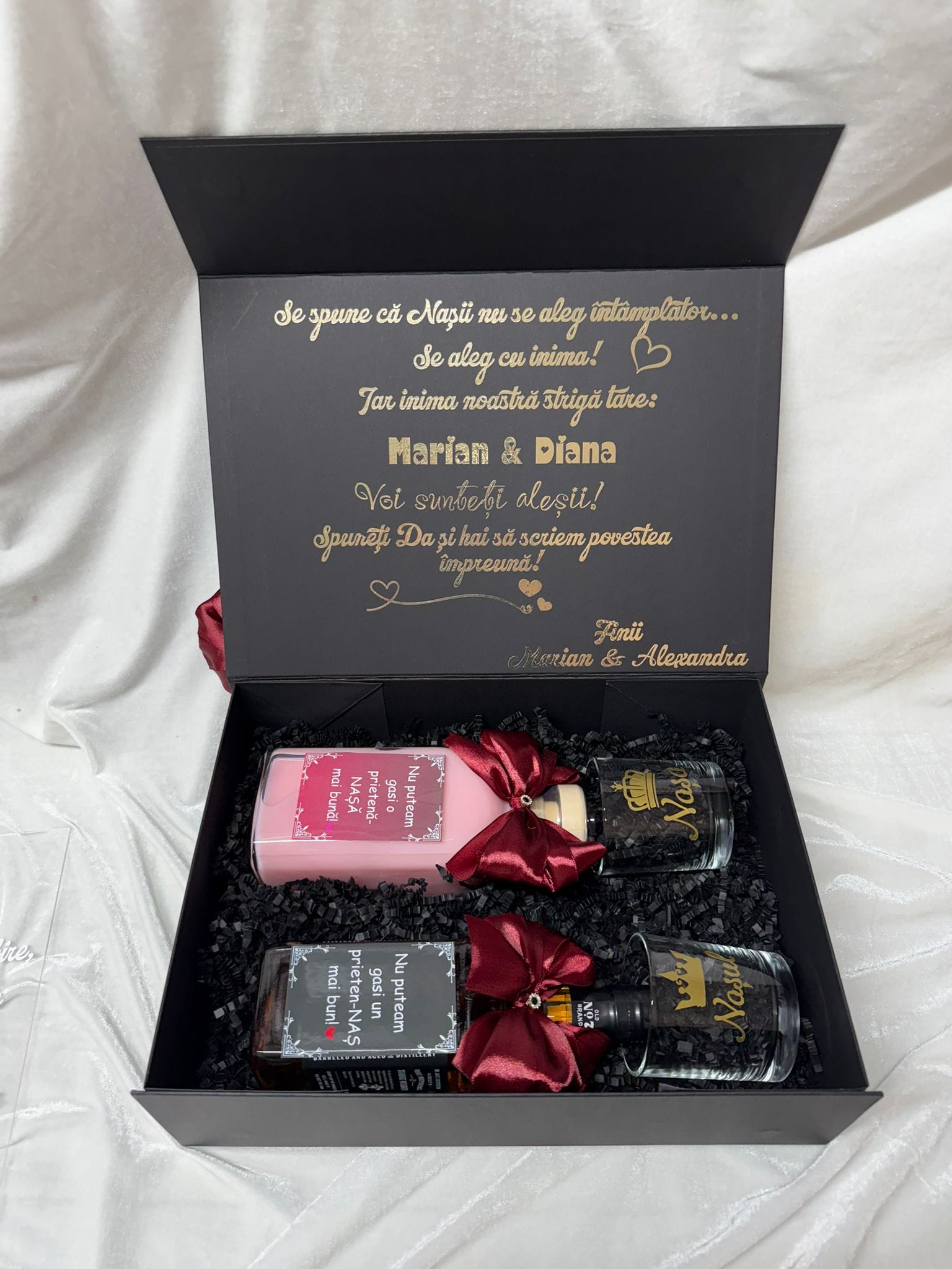 Set cerere nași cununie personalizat Model 64, cutie premium cu placă acrilică, 2 băuturi și 2 pahare - imagine 5