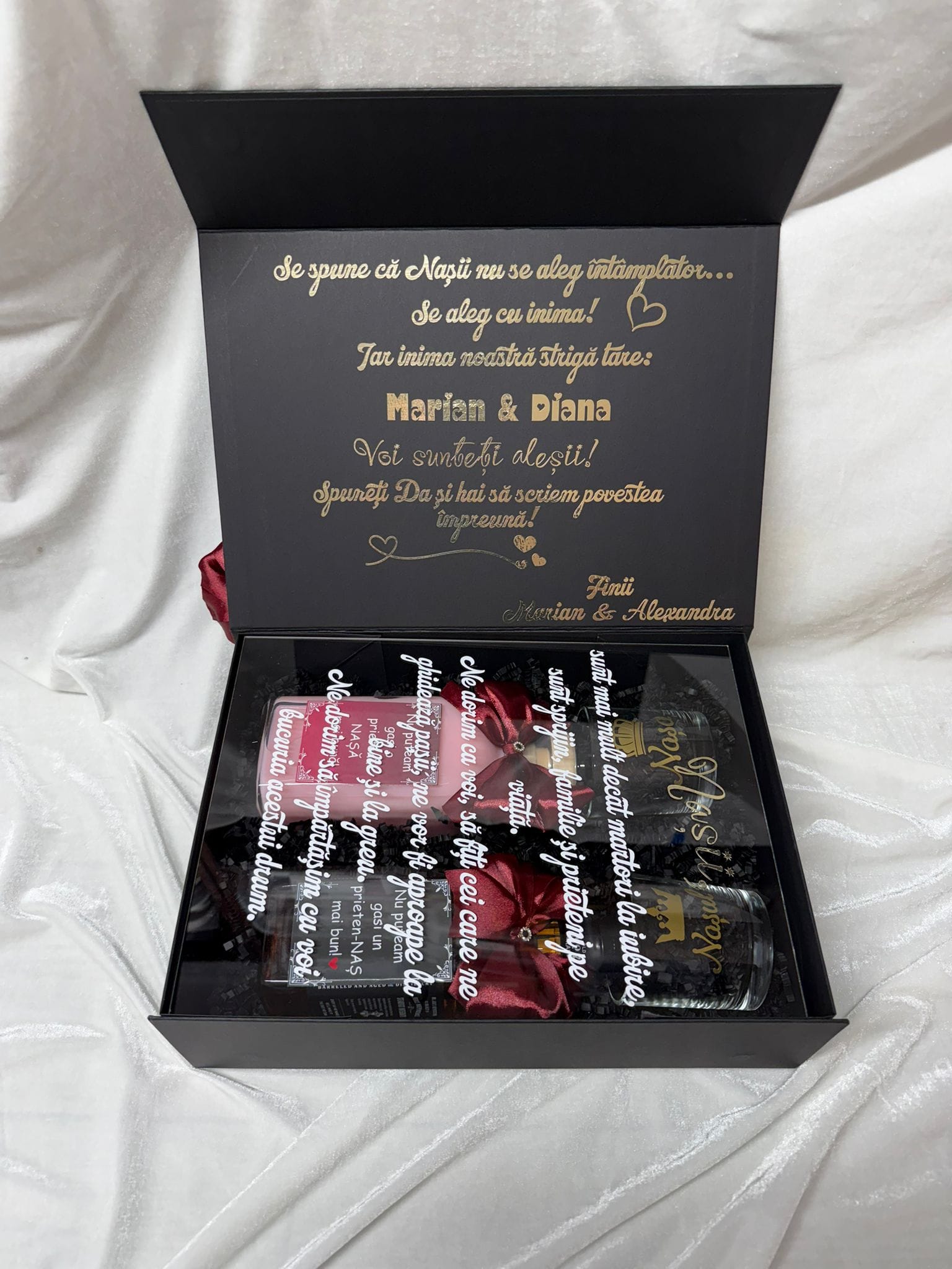 Set cerere nași cununie personalizat Model 64, cutie premium cu placă acrilică, 2 băuturi și 2 pahare