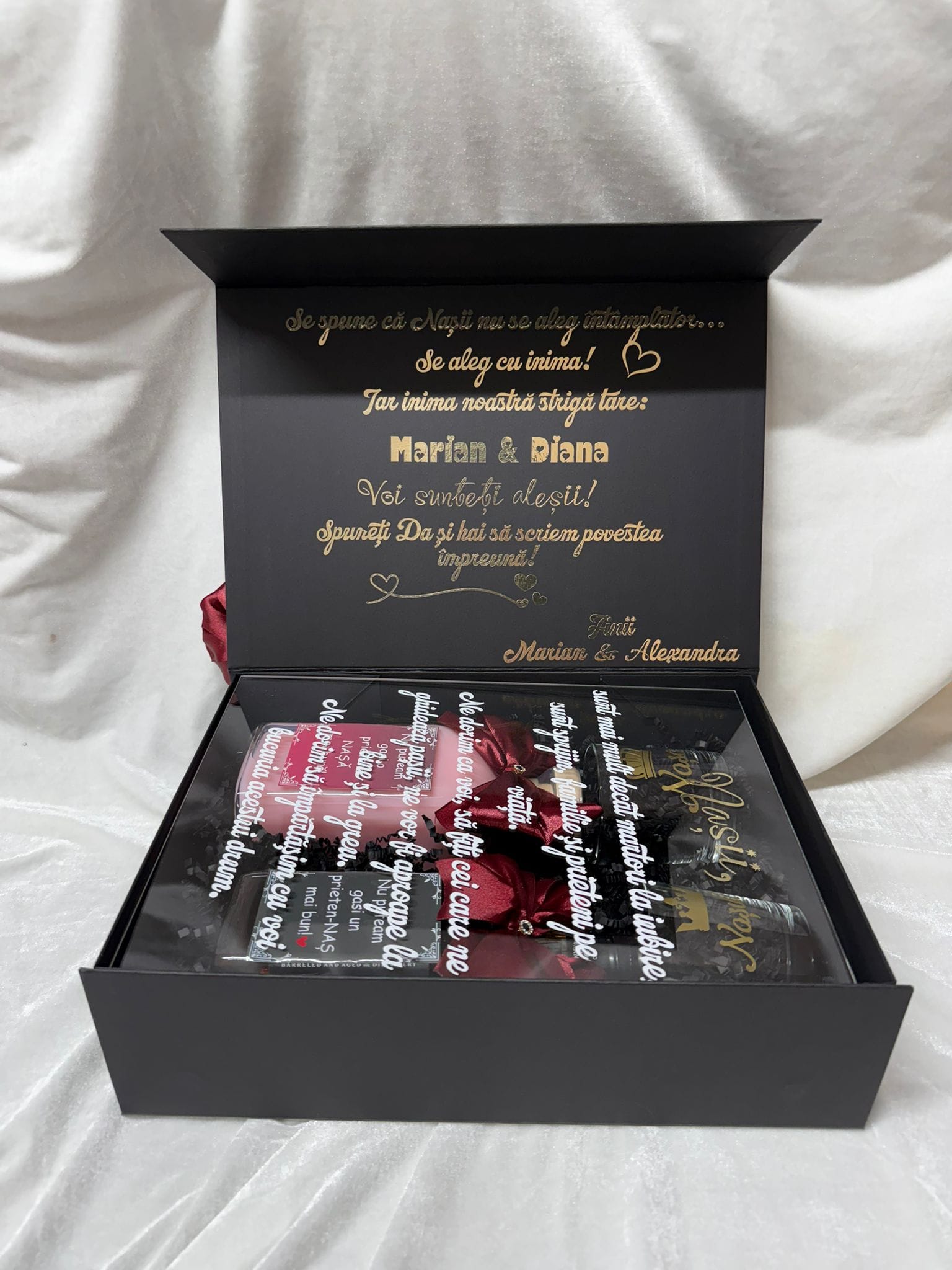 Set cerere nași cununie personalizat Model 64, cutie premium cu placă acrilică, 2 băuturi și 2 pahare - imagine 10