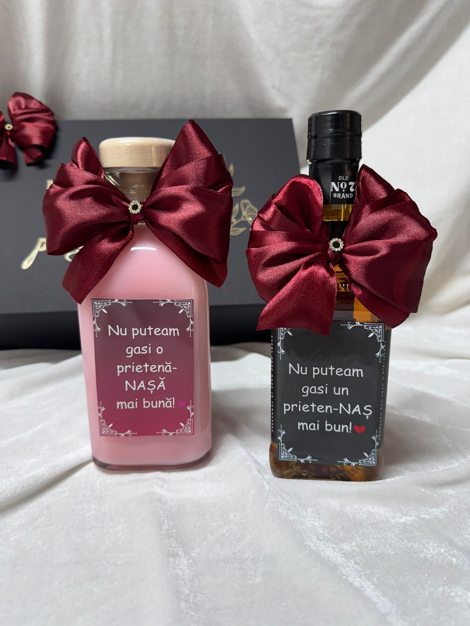 Set cerere nași cununie personalizat Model 64, cutie premium cu placă acrilică, 2 băuturi și 2 pahare - imagine 3