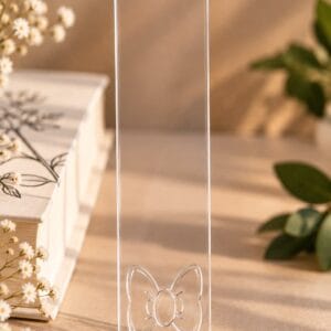 Semn de carte blank din plexiglas transparent 2 mm, 5 × 21 cm, cu decupaj decorativ fundă. Ideal pentru gravare, vinil, pictare și proiecte handmade.