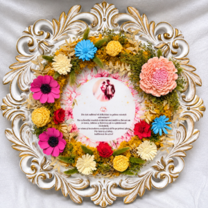 Cadou aniversare căsătorie – Ramă decorativă alb-aurie cu licheni, flori multicolore și mesaj personalizat pentru prima aniversare