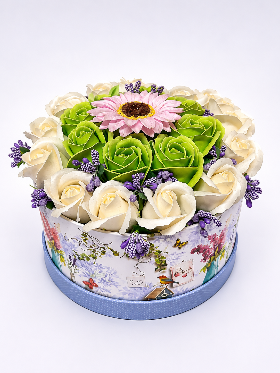 Aranjament floral decorativ în cutie rotundă – Trandafiri crem și verzi, cu floare roz și accente mov, cadou elegant