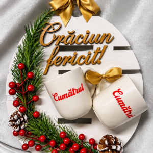 Set cadou Crăciun pentru cumătri – Suport decorativ cu mesaj „Crăciun fericit” și două căni personalizate